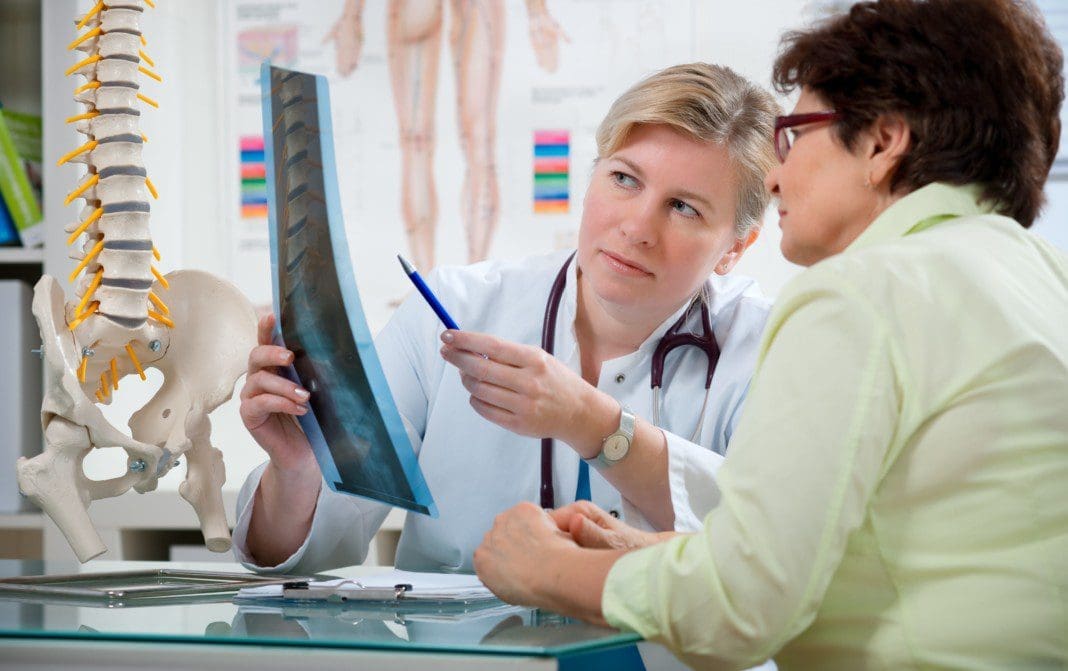 8800749 - doctor explaining x-ray results to patient