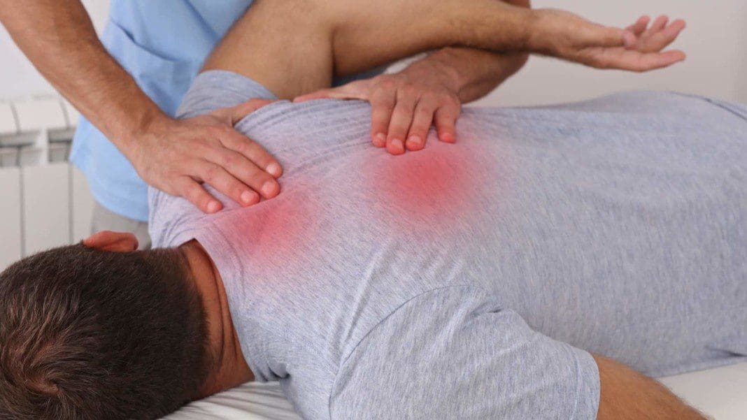patient-sees-chiropractor
