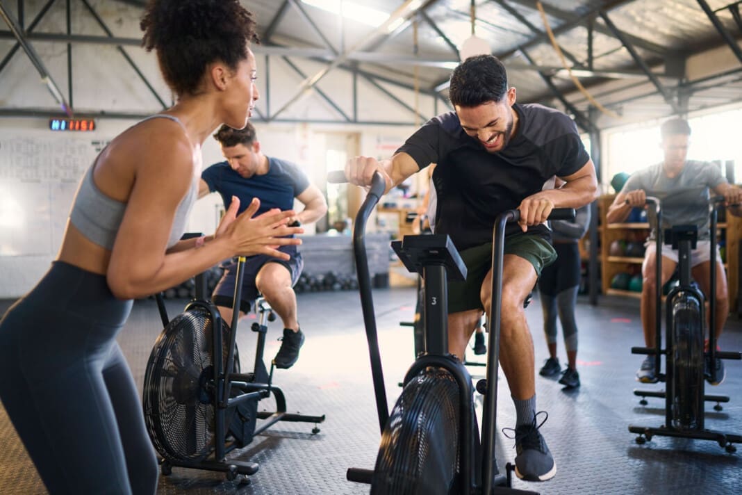 cycle-spinning-fitness-and-applause-of-a-coach-wi-2023-11-27-04-52-58-utc_02